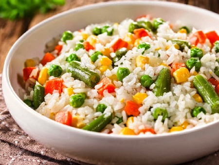Гарнитура от варен ориз със замразени зеленчуци без запръжка (без пържене) - снимка на рецептата